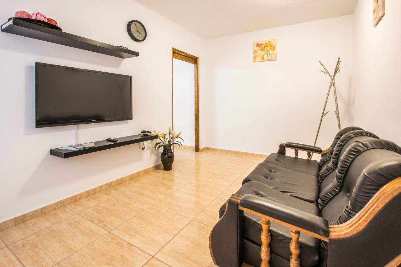 A Ensuite Apartment Con Zona De Patio Аресифе Екстериор снимка